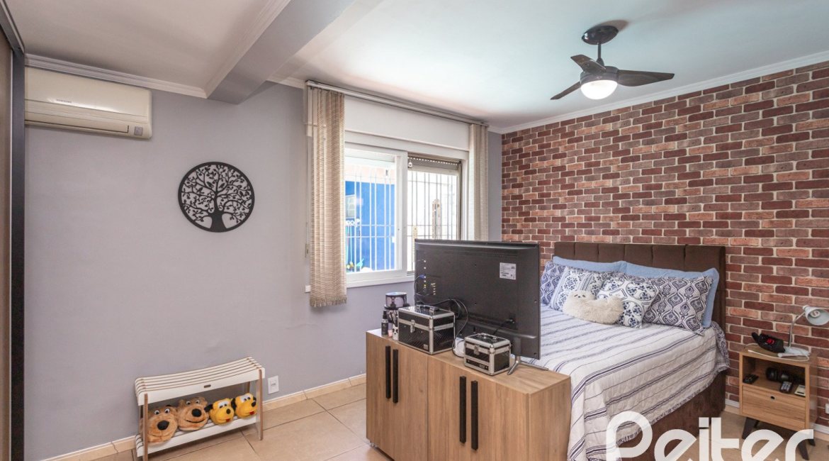 Casa à venda com 220m², 3 dormitórios, 2 suítes, 5 vagas, no bairro Cristal em Porto Alegre