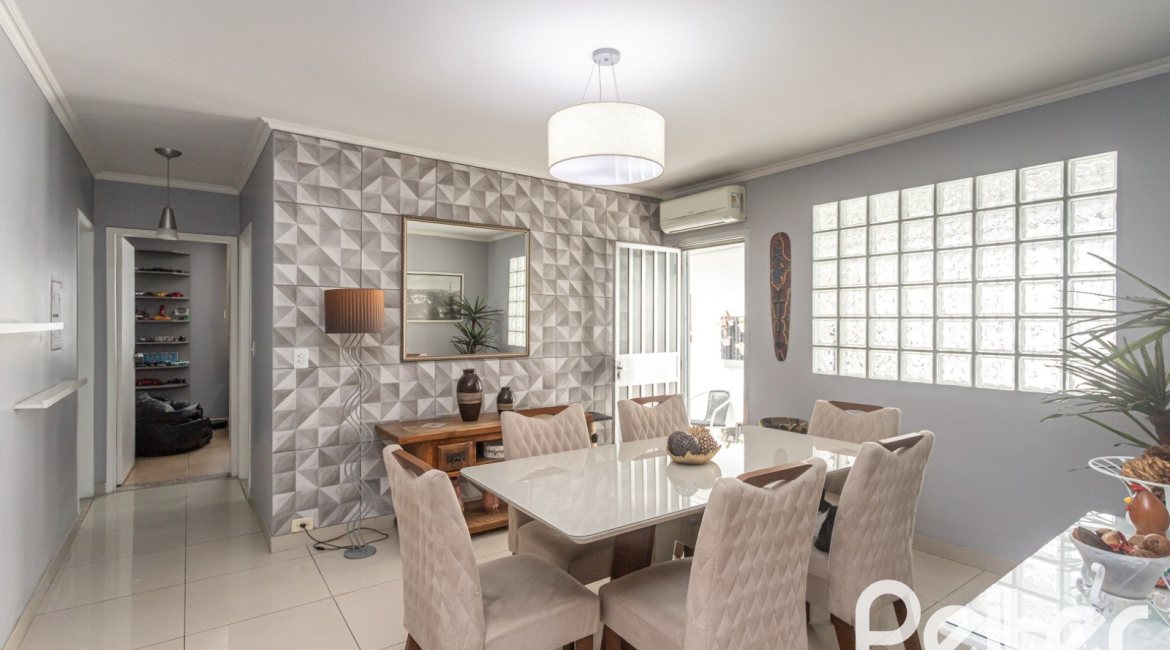 Casa à venda com 220m², 3 dormitórios, 2 suítes, 5 vagas, no bairro Cristal em Porto Alegre