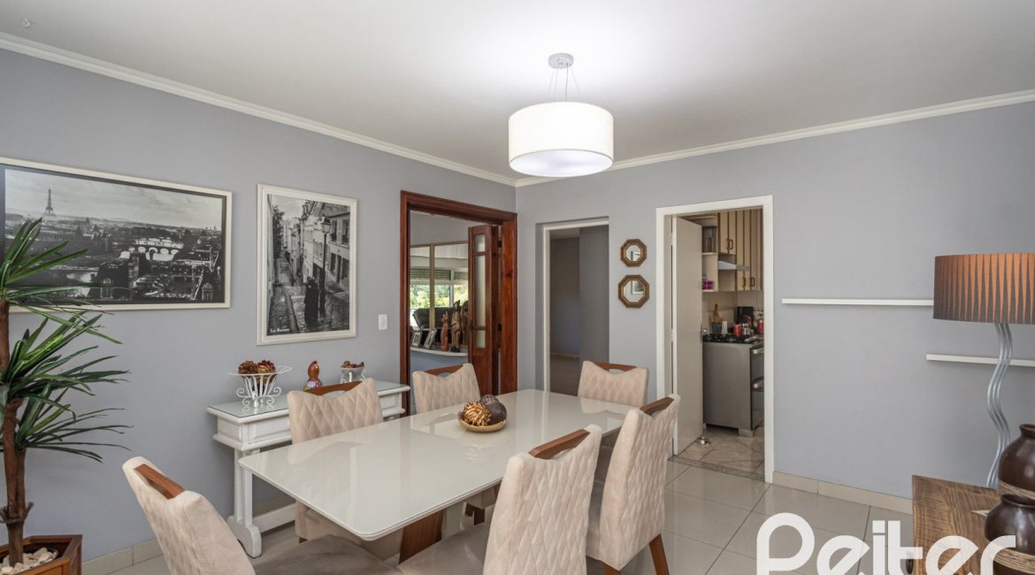 Casa à venda com 220m², 3 dormitórios, 2 suítes, 5 vagas, no bairro Cristal em Porto Alegre