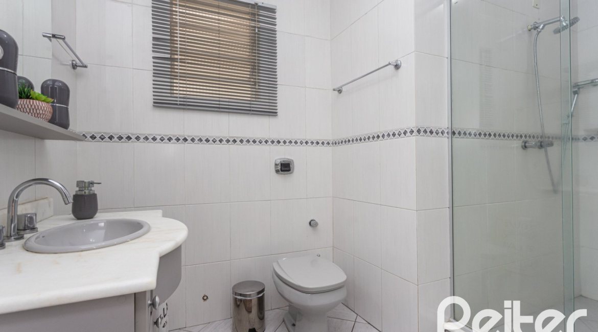 Casa à venda com 220m², 3 dormitórios, 2 suítes, 5 vagas, no bairro Cristal em Porto Alegre