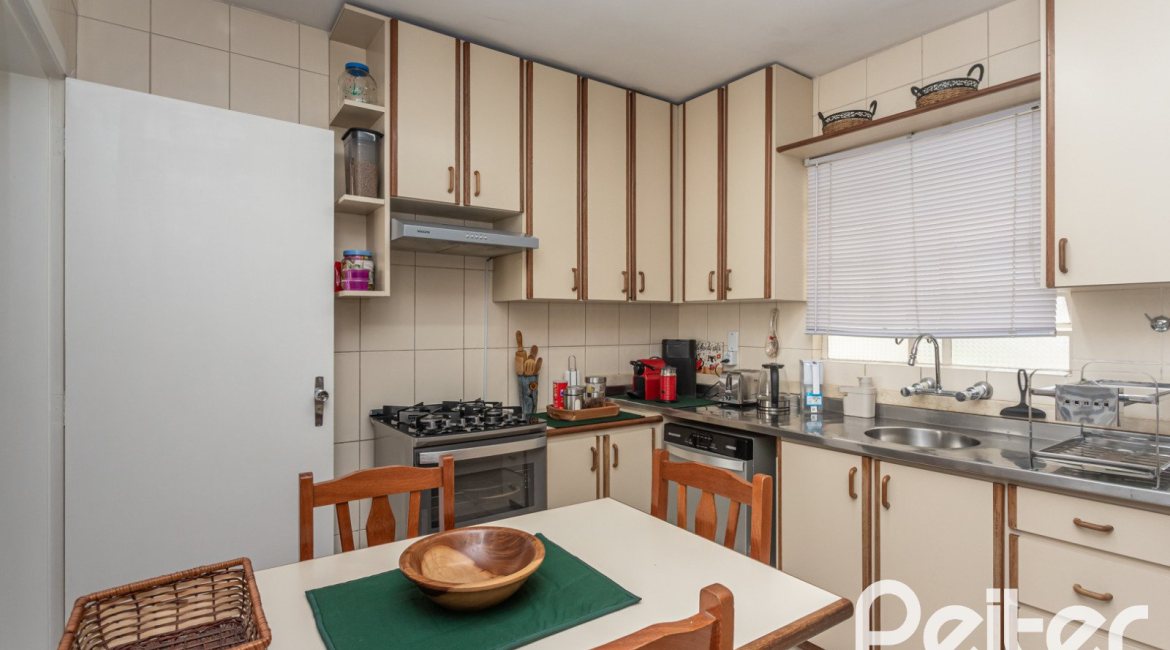 Casa à venda com 220m², 3 dormitórios, 2 suítes, 5 vagas, no bairro Cristal em Porto Alegre