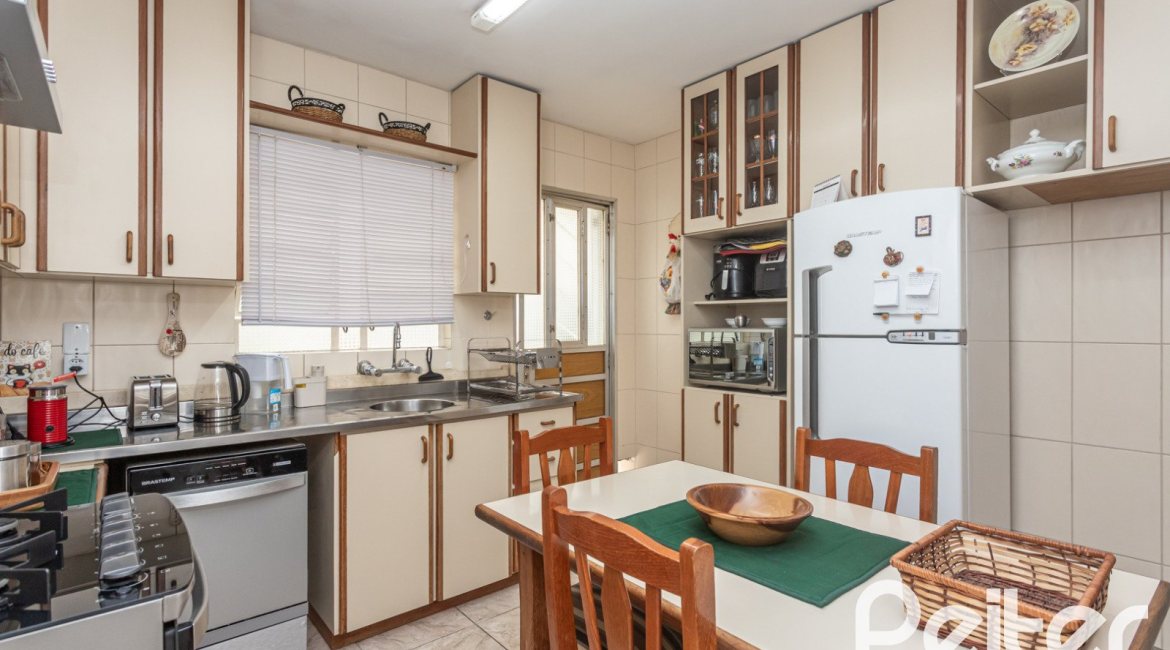 Casa à venda com 220m², 3 dormitórios, 2 suítes, 5 vagas, no bairro Cristal em Porto Alegre