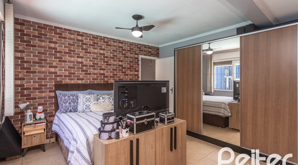 Casa à venda com 220m², 3 dormitórios, 2 suítes, 5 vagas, no bairro Cristal em Porto Alegre