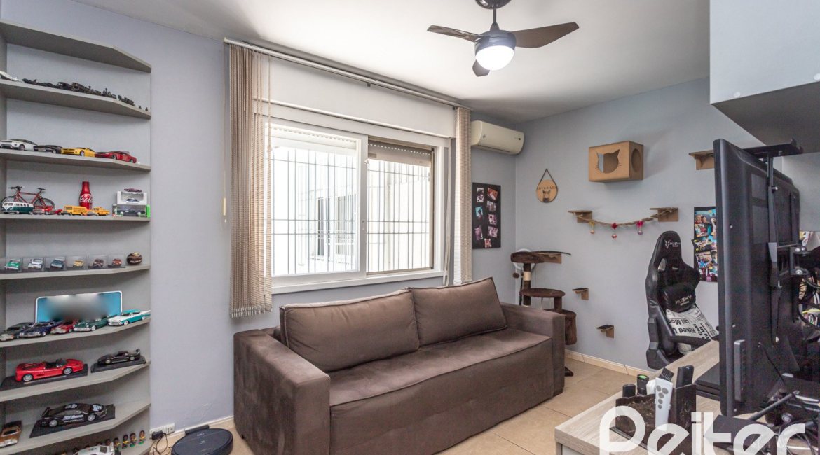 Casa à venda com 220m², 3 dormitórios, 2 suítes, 5 vagas, no bairro Cristal em Porto Alegre