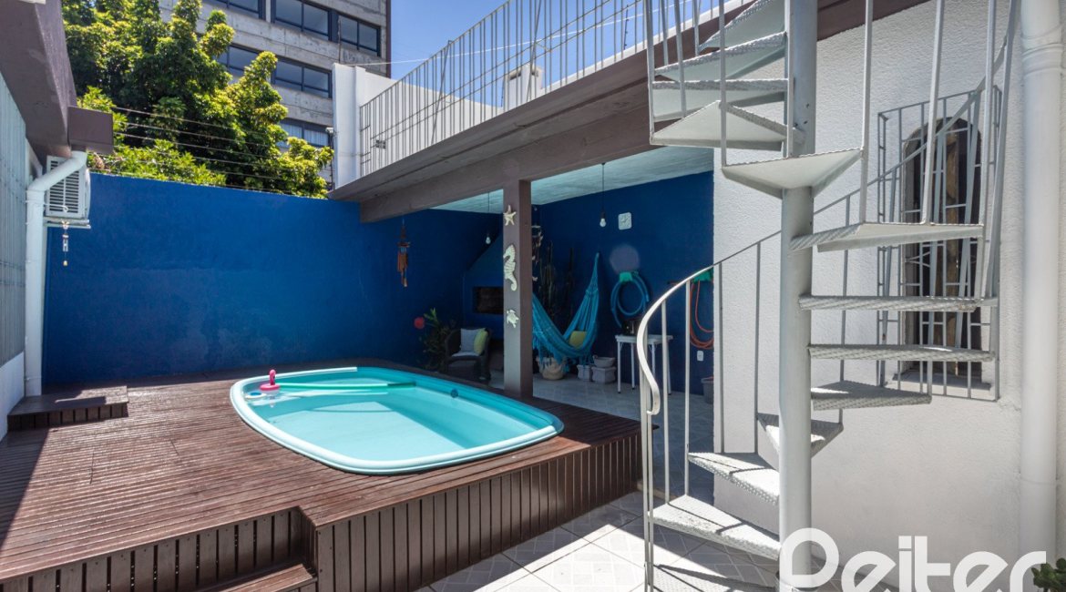 Casa à venda com 220m², 3 dormitórios, 2 suítes, 5 vagas, no bairro Cristal em Porto Alegre