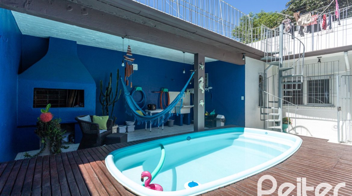 Casa à venda com 220m², 3 dormitórios, 2 suítes, 5 vagas, no bairro Cristal em Porto Alegre