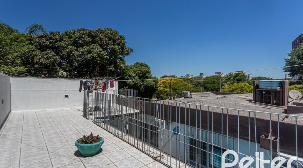 Casa à venda com 220m², 3 dormitórios, 2 suítes, 5 vagas, no bairro Cristal em Porto Alegre