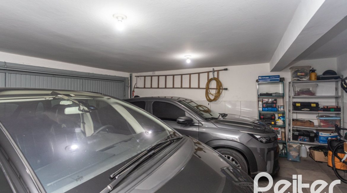 Casa à venda com 220m², 3 dormitórios, 2 suítes, 5 vagas, no bairro Cristal em Porto Alegre