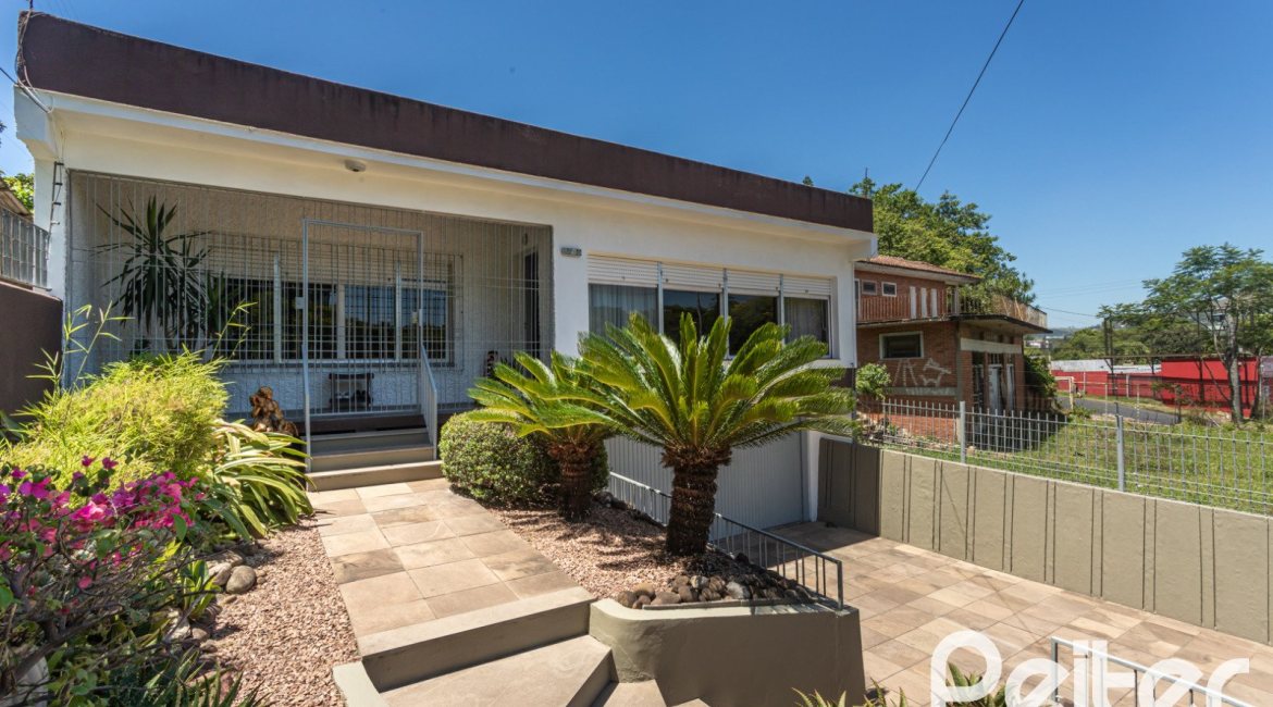 Casa à venda com 220m², 3 dormitórios, 2 suítes, 5 vagas, no bairro Cristal em Porto Alegre