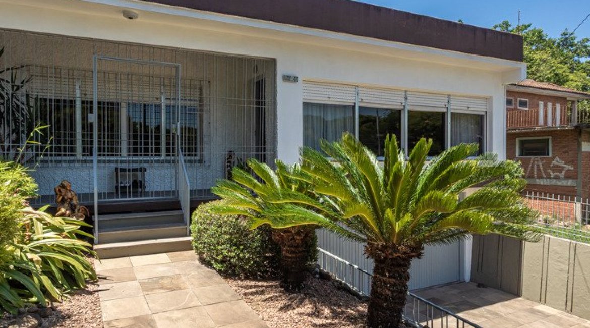 Casa à venda com 220m², 3 dormitórios, 2 suítes, 5 vagas, no bairro Cristal em Porto Alegre