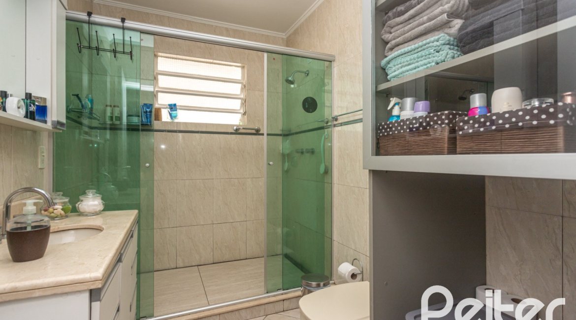 Casa à venda com 220m², 3 dormitórios, 2 suítes, 5 vagas, no bairro Cristal em Porto Alegre