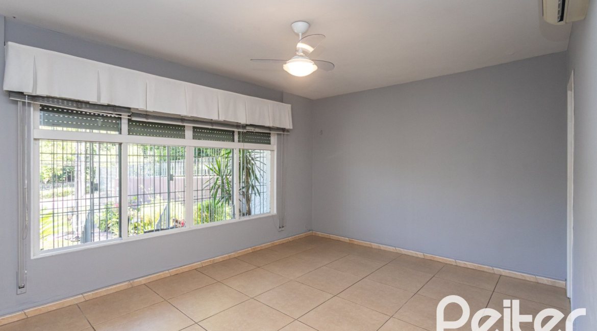 Casa à venda com 220m², 3 dormitórios, 2 suítes, 5 vagas, no bairro Cristal em Porto Alegre