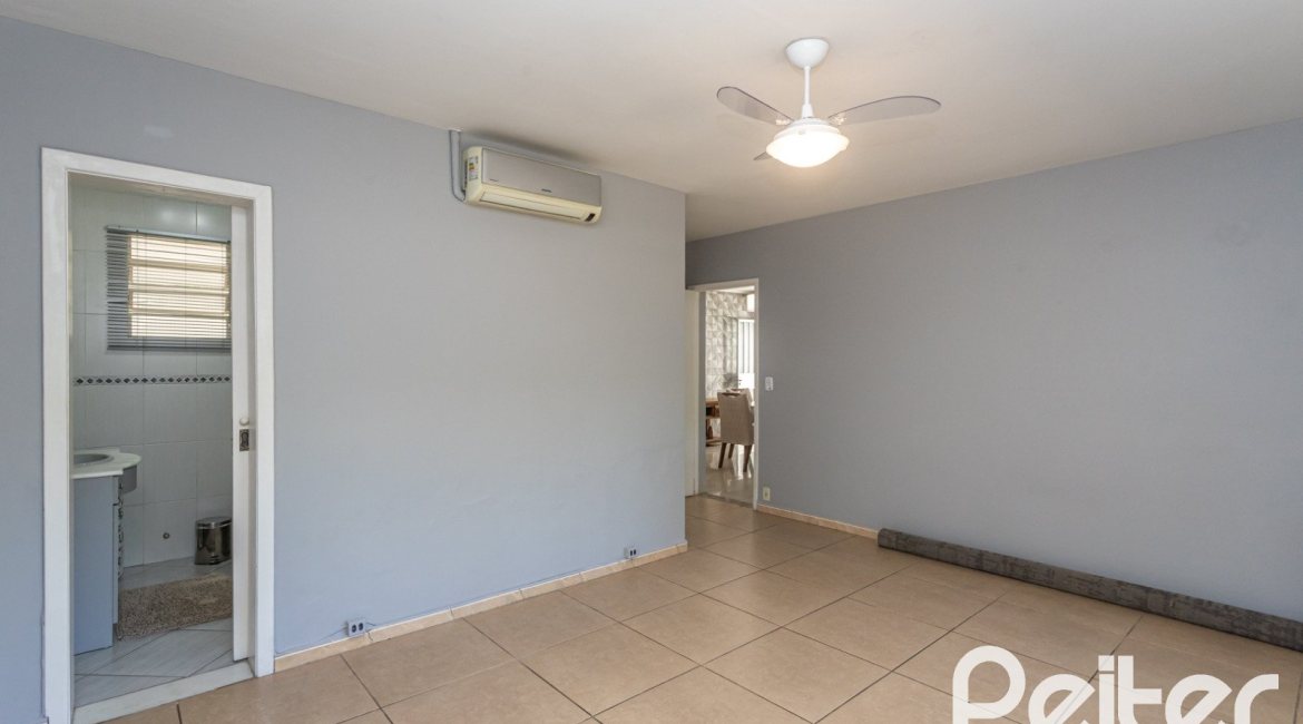 Casa à venda com 220m², 3 dormitórios, 2 suítes, 5 vagas, no bairro Cristal em Porto Alegre