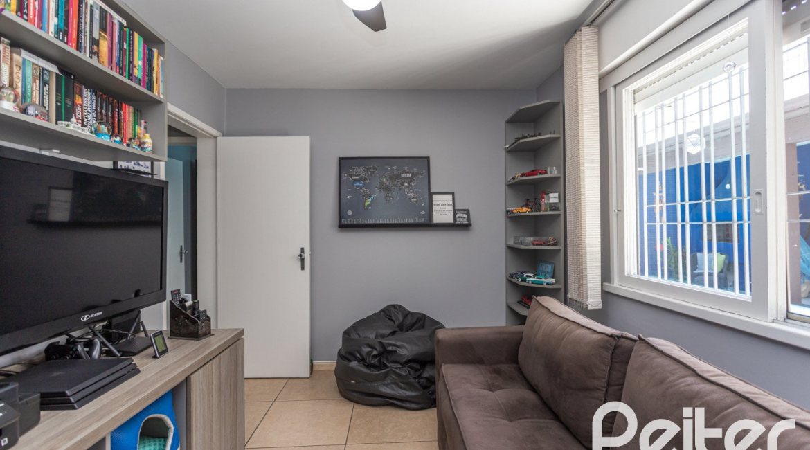 Casa à venda com 220m², 3 dormitórios, 2 suítes, 5 vagas, no bairro Cristal em Porto Alegre