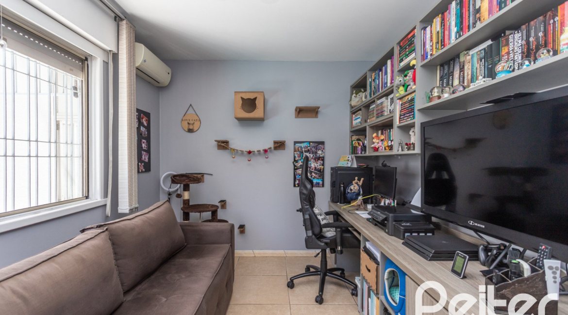 Casa à venda com 220m², 3 dormitórios, 2 suítes, 5 vagas, no bairro Cristal em Porto Alegre