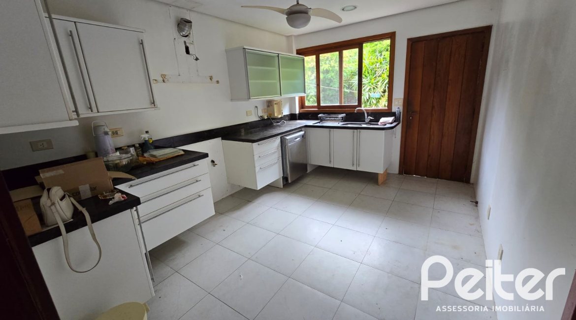 Casa em Condomínio à venda com 299m², 3 dormitórios, 1 suíte, 4 vagas, no bairro Cavalhada em PORTO ALEGRE