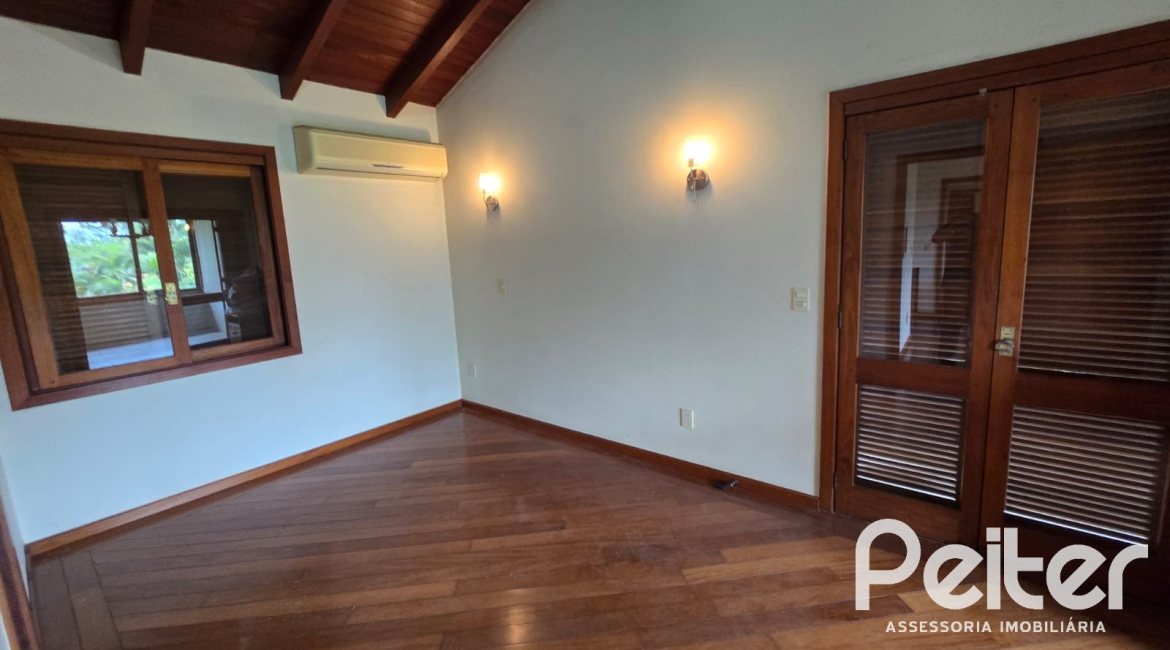 Casa em Condomínio à venda com 299m², 3 dormitórios, 1 suíte, 4 vagas, no bairro Cavalhada em PORTO ALEGRE