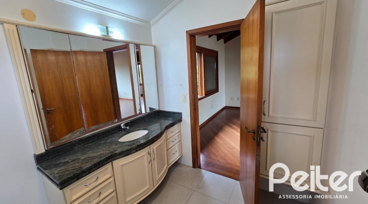 Casa em Condomínio à venda com 299m², 3 dormitórios, 1 suíte, 4 vagas, no bairro Cavalhada em PORTO ALEGRE