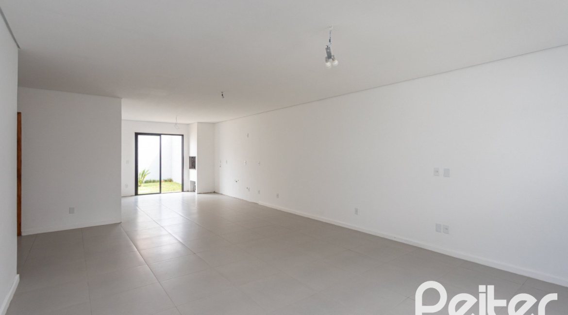 Casa à venda com 120m², 3 dormitórios, 1 suíte, 2 vagas, no bairro Tristeza em Porto Alegre