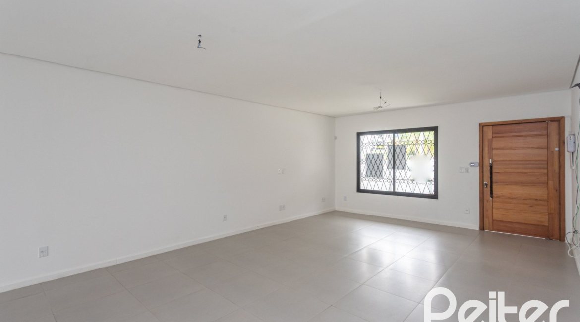 Casa à venda com 120m², 3 dormitórios, 1 suíte, 2 vagas, no bairro Tristeza em Porto Alegre