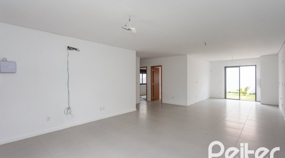 Casa à venda com 120m², 3 dormitórios, 1 suíte, 2 vagas, no bairro Tristeza em Porto Alegre