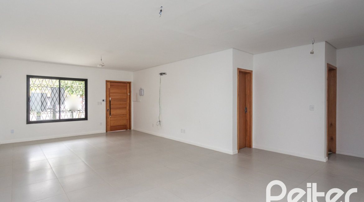 Casa à venda com 120m², 3 dormitórios, 1 suíte, 2 vagas, no bairro Tristeza em Porto Alegre