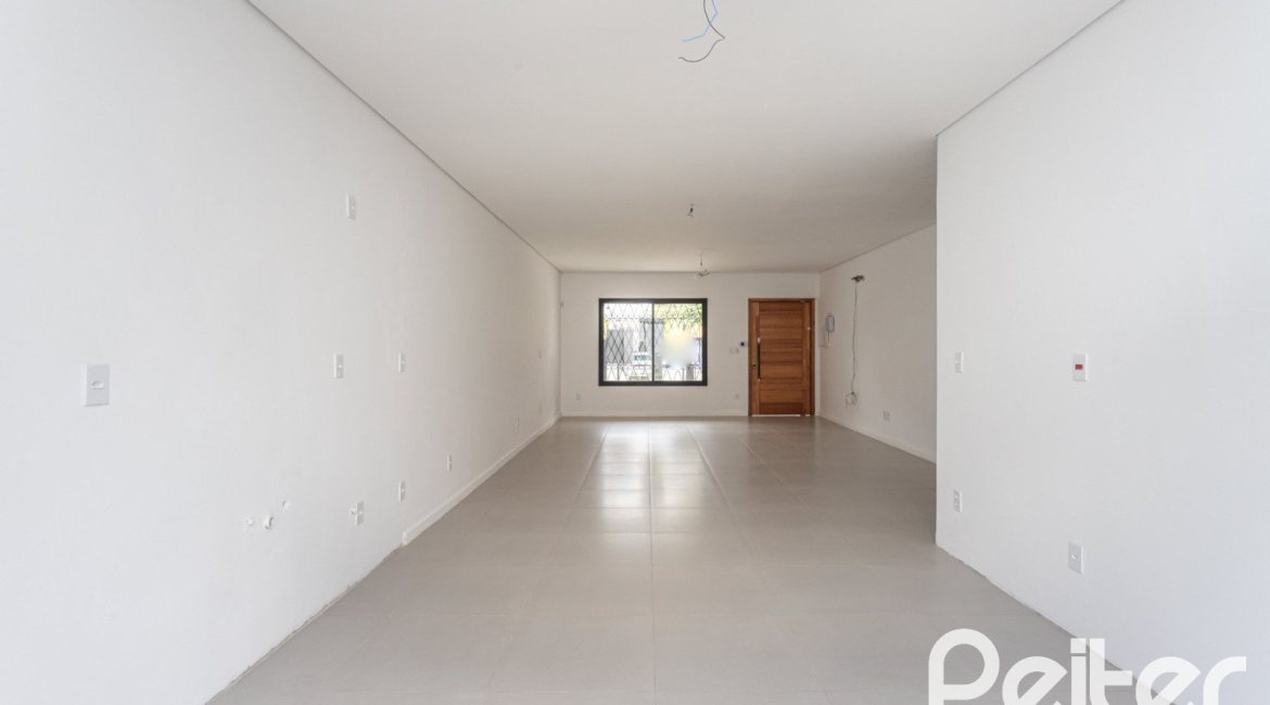 Casa à venda com 120m², 3 dormitórios, 1 suíte, 2 vagas, no bairro Tristeza em Porto Alegre