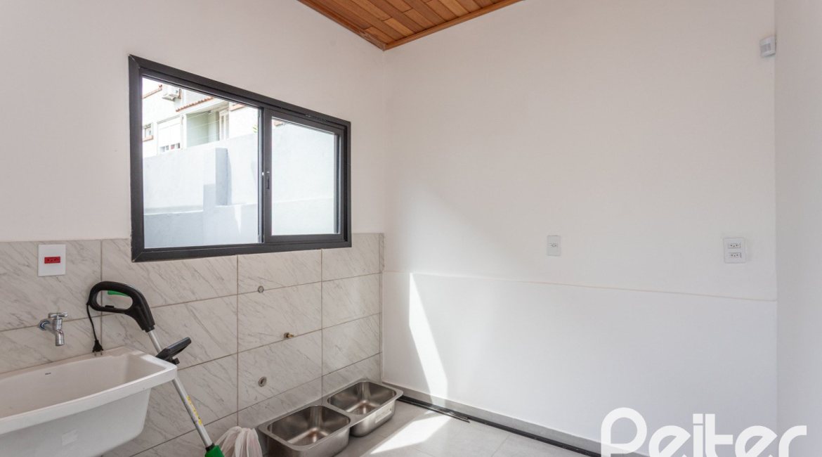 Casa à venda com 120m², 3 dormitórios, 1 suíte, 2 vagas, no bairro Tristeza em Porto Alegre