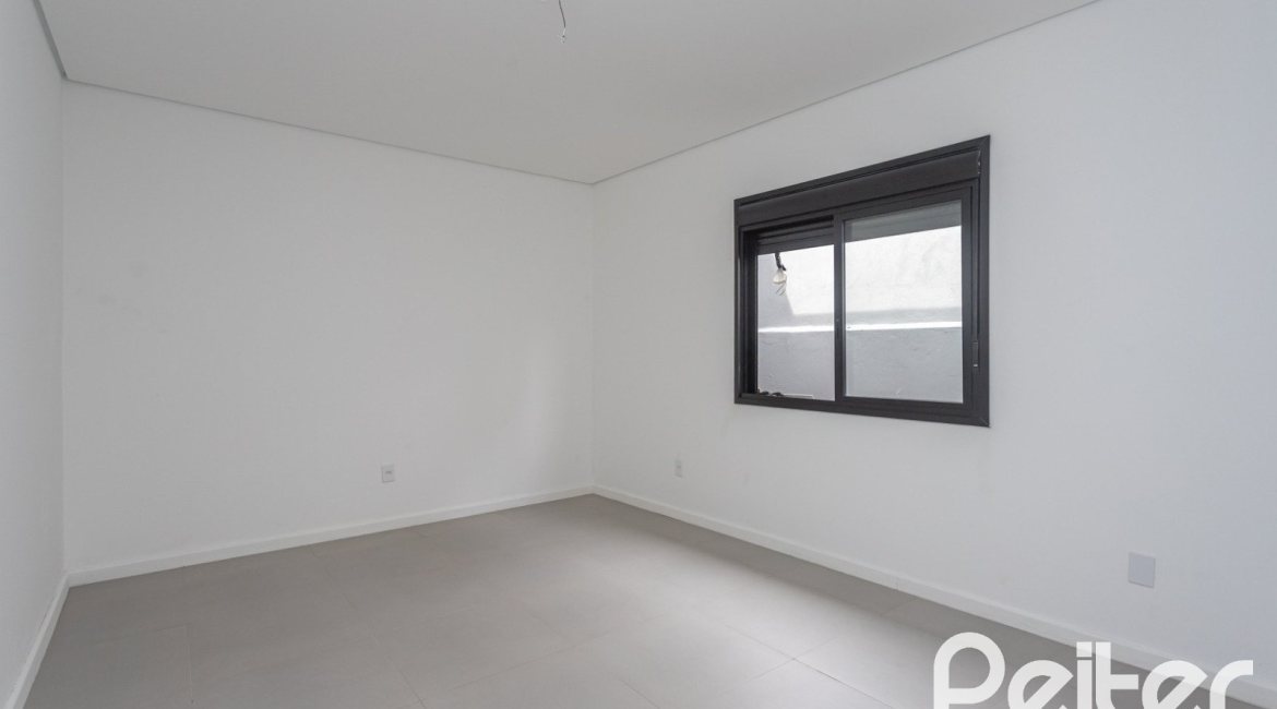 Casa à venda com 120m², 3 dormitórios, 1 suíte, 2 vagas, no bairro Tristeza em Porto Alegre