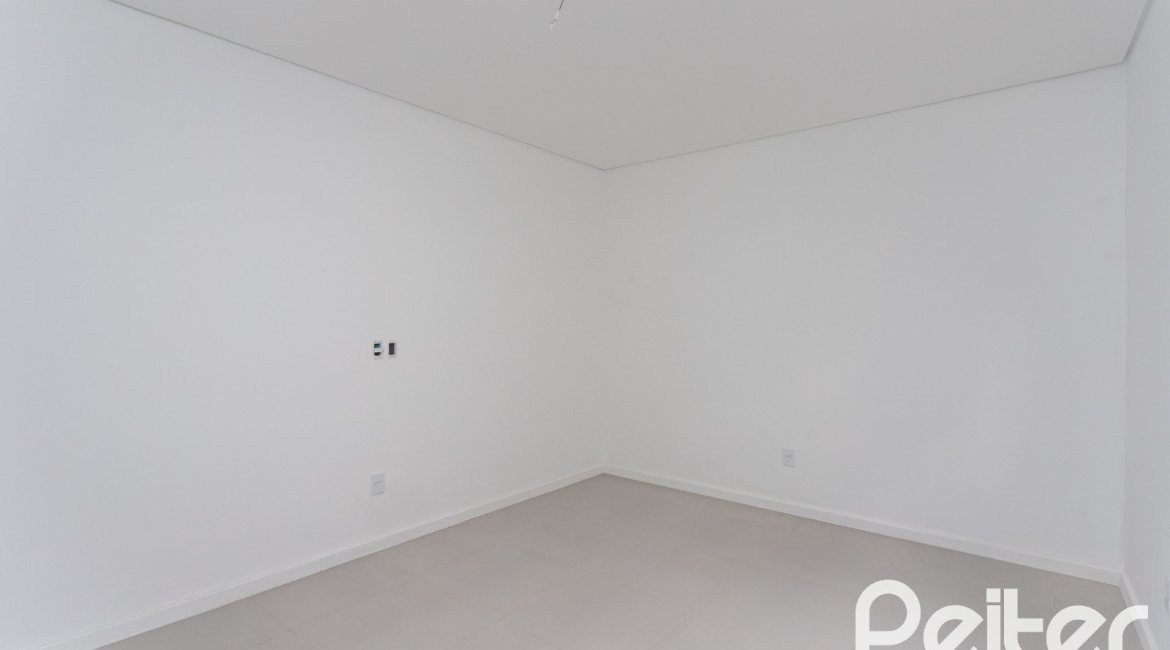 Casa à venda com 120m², 3 dormitórios, 1 suíte, 2 vagas, no bairro Tristeza em Porto Alegre