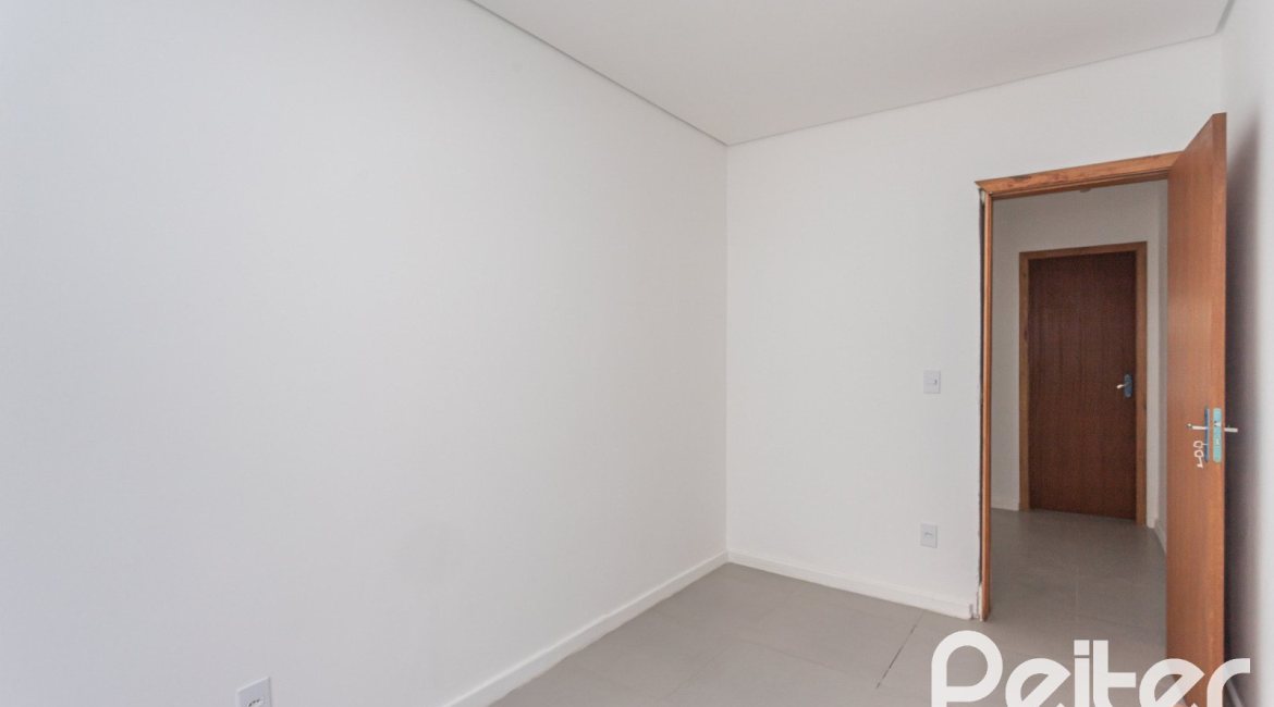 Casa à venda com 120m², 3 dormitórios, 1 suíte, 2 vagas, no bairro Tristeza em Porto Alegre