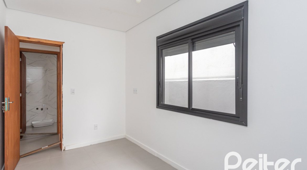 Casa à venda com 120m², 3 dormitórios, 1 suíte, 2 vagas, no bairro Tristeza em Porto Alegre