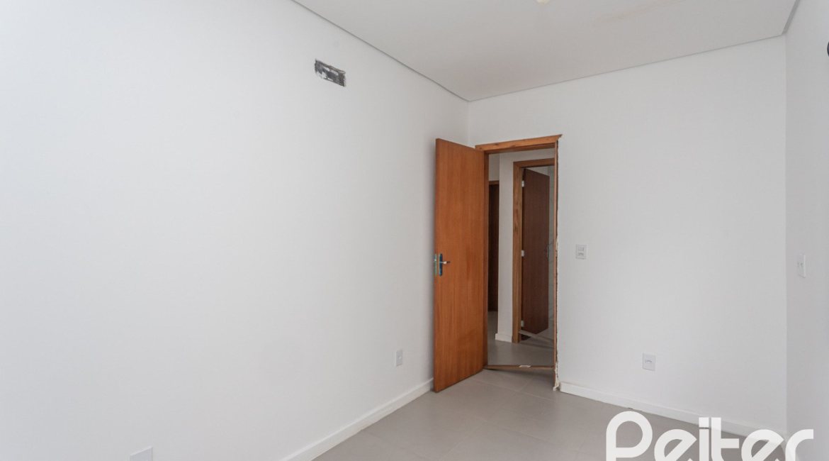 Casa à venda com 120m², 3 dormitórios, 1 suíte, 2 vagas, no bairro Tristeza em Porto Alegre