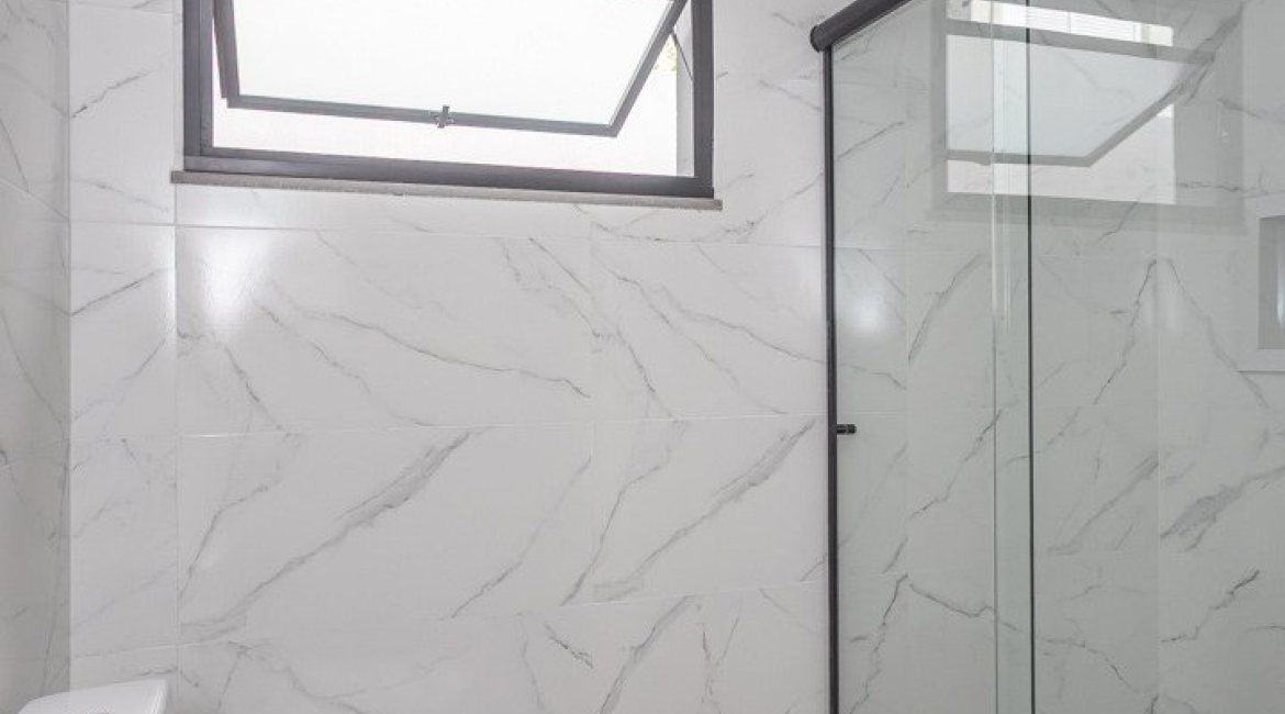 Casa à venda com 120m², 3 dormitórios, 1 suíte, 2 vagas, no bairro Tristeza em Porto Alegre