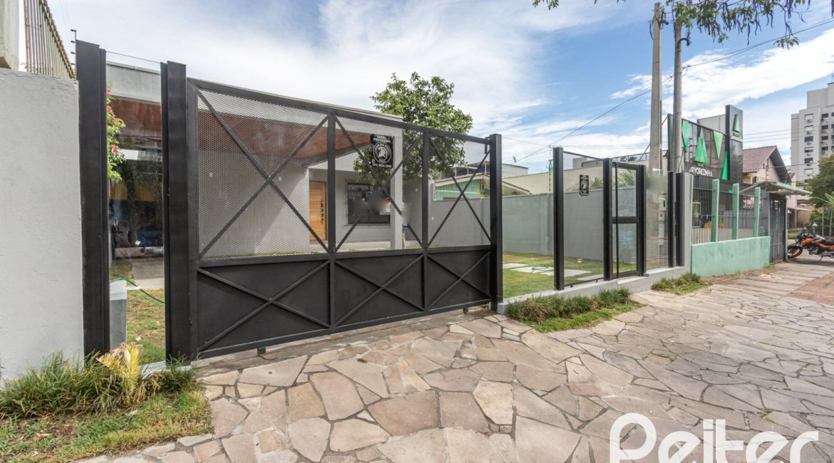 Casa à venda com 120m², 3 dormitórios, 1 suíte, 2 vagas, no bairro Tristeza em Porto Alegre