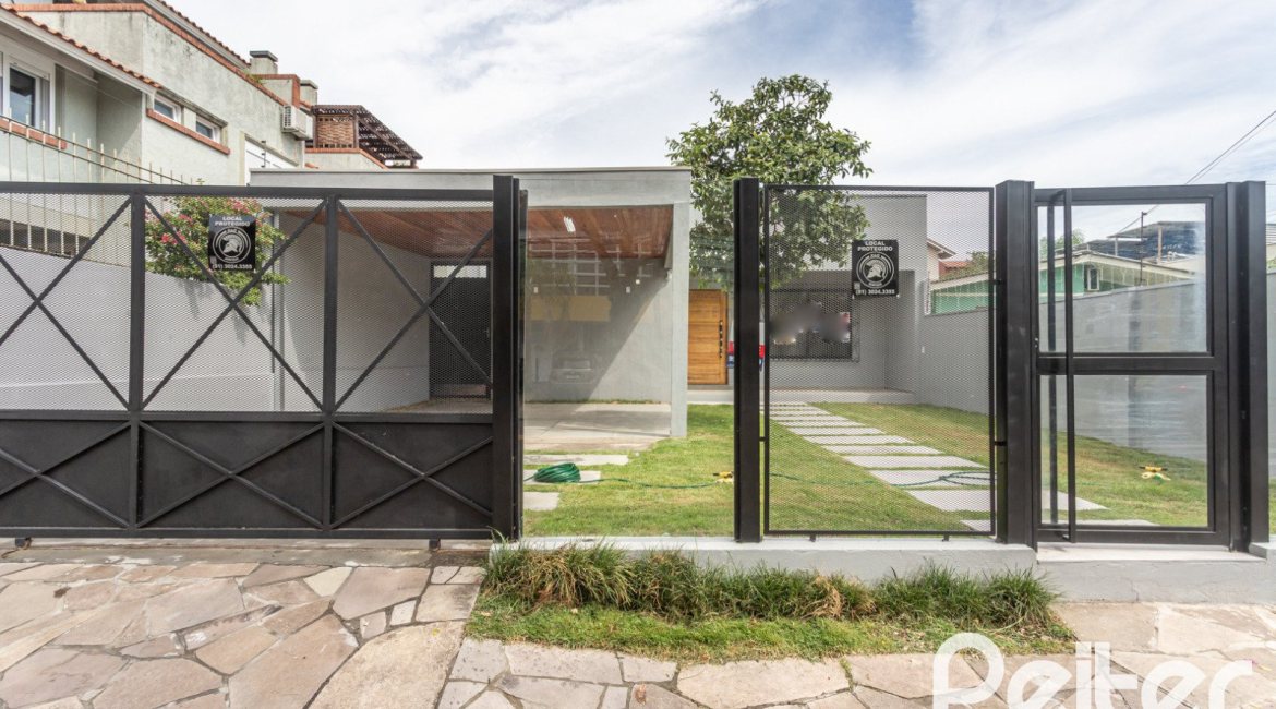 Casa à venda com 120m², 3 dormitórios, 1 suíte, 2 vagas, no bairro Tristeza em Porto Alegre