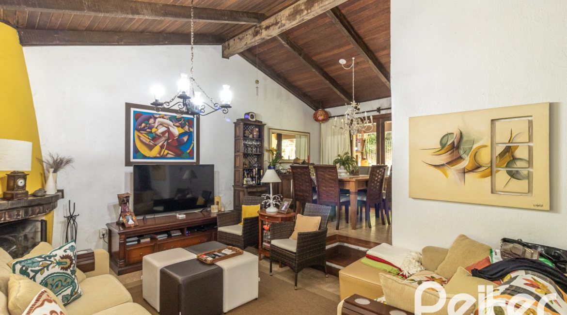 Casa à venda com 192m², 4 dormitórios, 1 suíte, 4 vagas, no bairro Ipanema em Porto Alegre