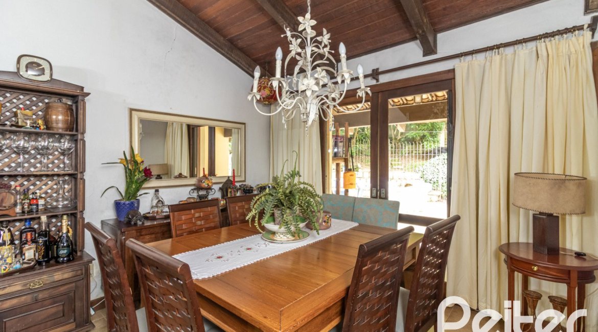 Casa à venda com 192m², 4 dormitórios, 1 suíte, 4 vagas, no bairro Ipanema em Porto Alegre