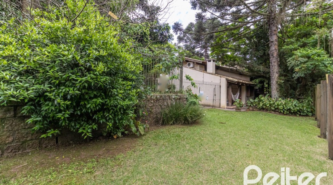 Casa à venda com 192m², 4 dormitórios, 1 suíte, 4 vagas, no bairro Ipanema em Porto Alegre