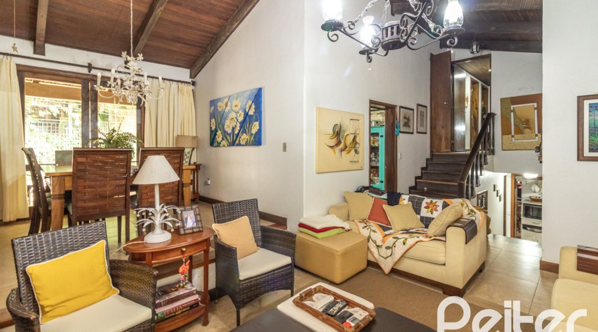 Casa à venda com 192m², 4 dormitórios, 1 suíte, 4 vagas, no bairro Ipanema em Porto Alegre