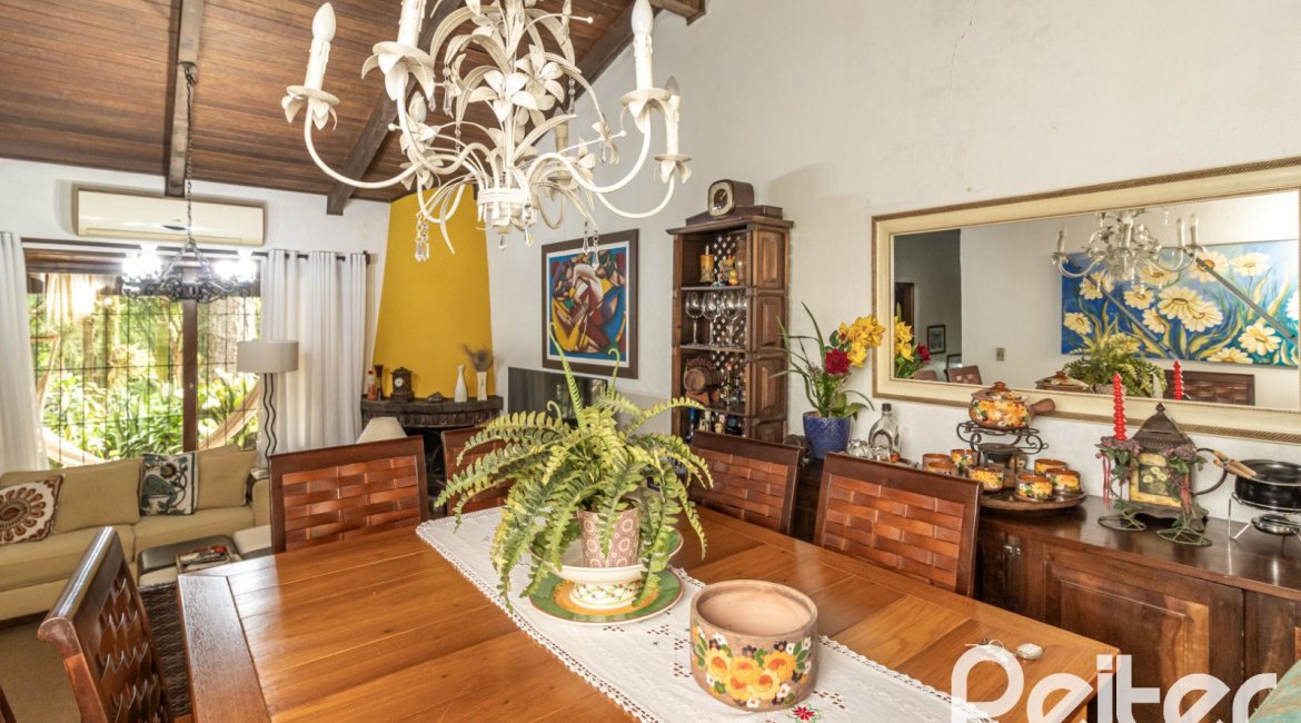 Casa à venda com 192m², 4 dormitórios, 1 suíte, 4 vagas, no bairro Ipanema em Porto Alegre