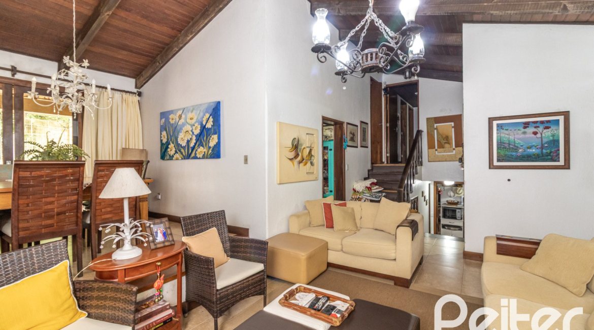 Casa à venda com 192m², 4 dormitórios, 1 suíte, 4 vagas, no bairro Ipanema em Porto Alegre