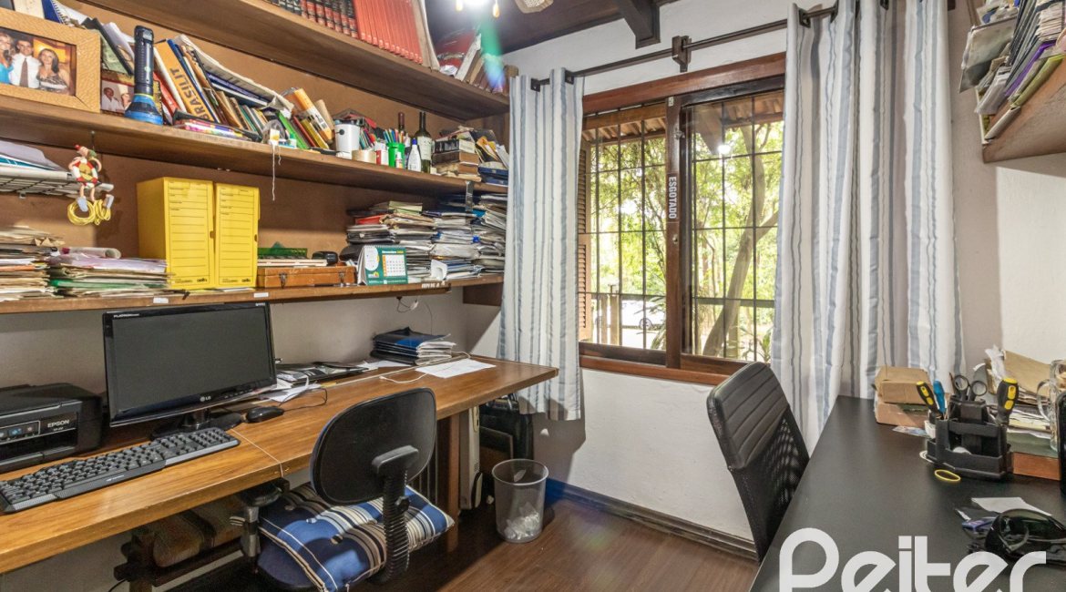 Casa à venda com 192m², 4 dormitórios, 1 suíte, 4 vagas, no bairro Ipanema em Porto Alegre