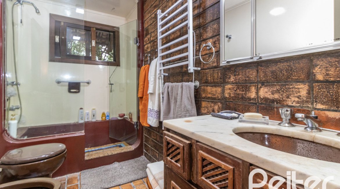 Casa à venda com 192m², 4 dormitórios, 1 suíte, 4 vagas, no bairro Ipanema em Porto Alegre