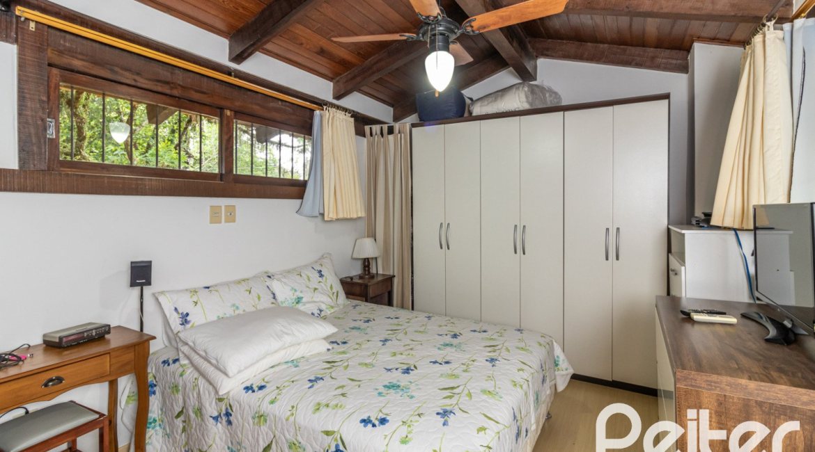 Casa à venda com 192m², 4 dormitórios, 1 suíte, 4 vagas, no bairro Ipanema em Porto Alegre