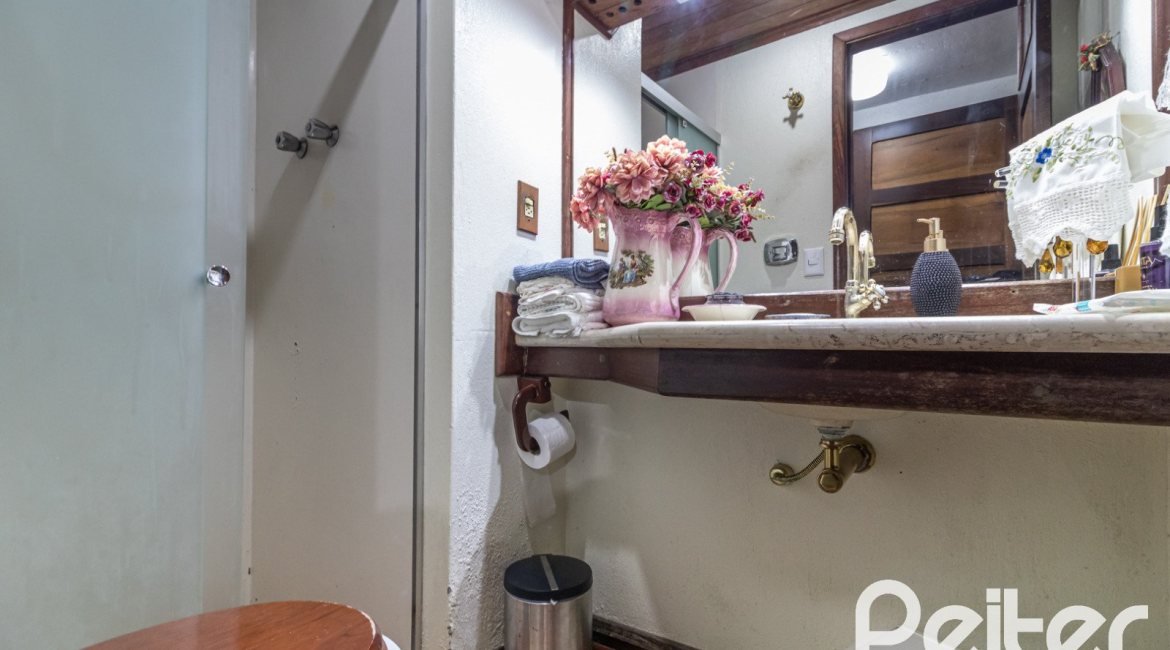 Casa à venda com 192m², 4 dormitórios, 1 suíte, 4 vagas, no bairro Ipanema em Porto Alegre