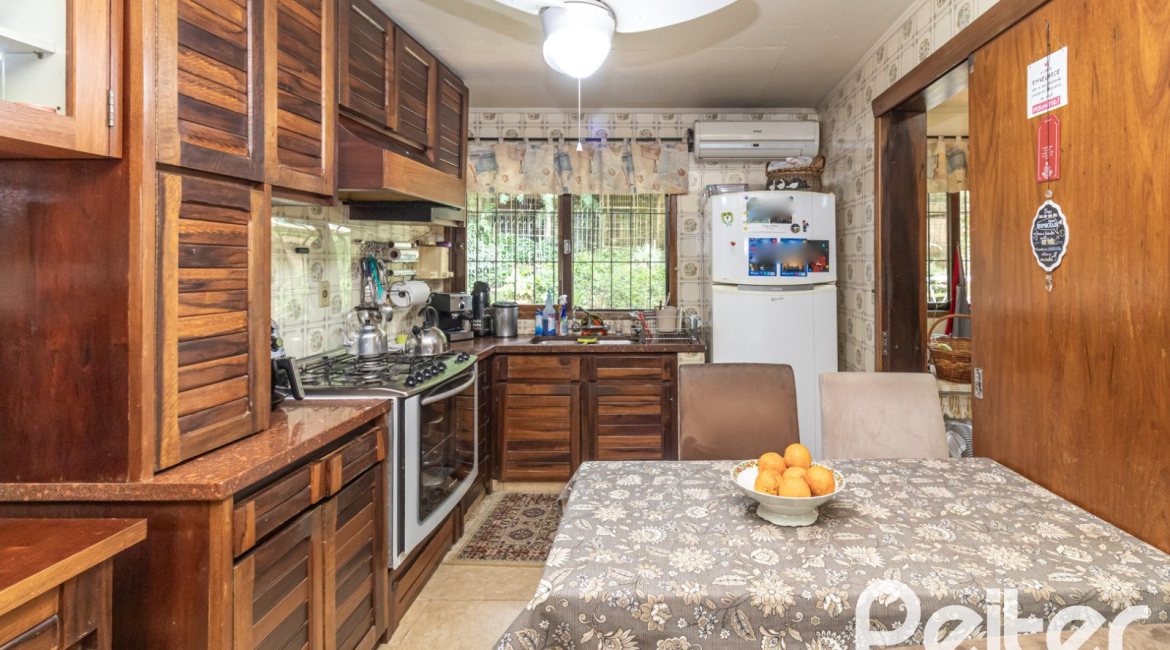 Casa à venda com 192m², 4 dormitórios, 1 suíte, 4 vagas, no bairro Ipanema em Porto Alegre