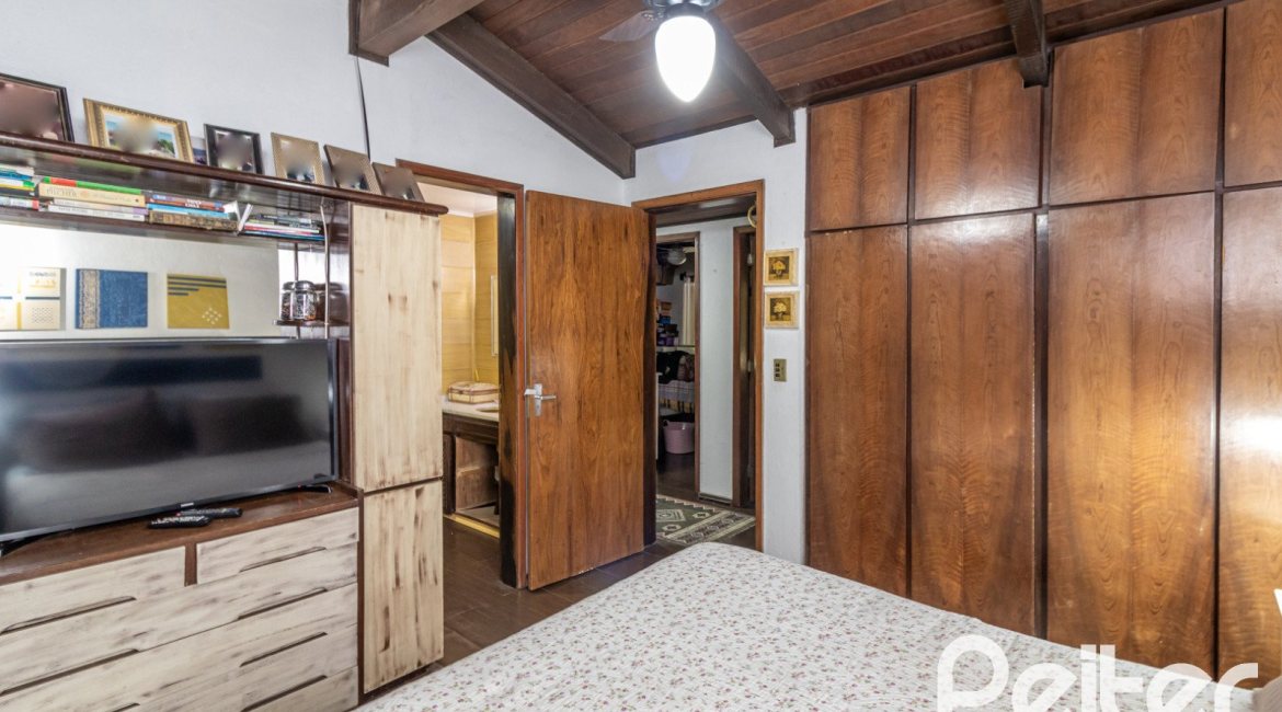 Casa à venda com 192m², 4 dormitórios, 1 suíte, 4 vagas, no bairro Ipanema em Porto Alegre