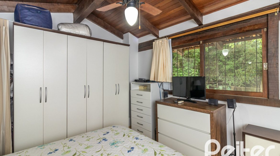 Casa à venda com 192m², 4 dormitórios, 1 suíte, 4 vagas, no bairro Ipanema em Porto Alegre