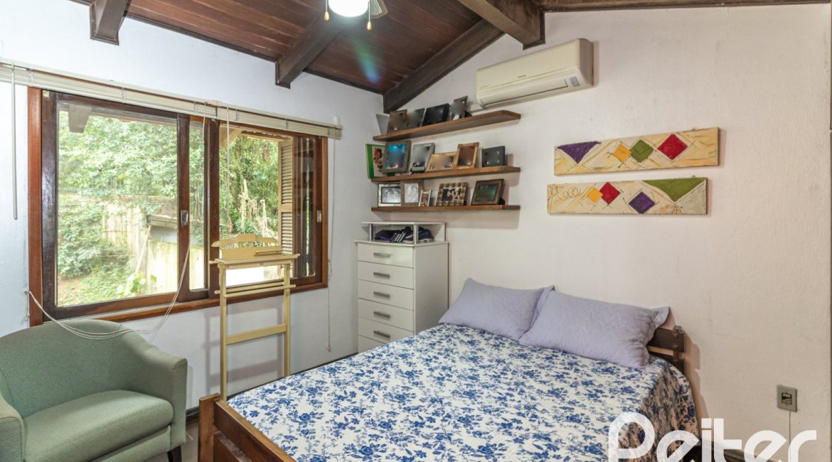 Casa à venda com 192m², 4 dormitórios, 1 suíte, 4 vagas, no bairro Ipanema em Porto Alegre